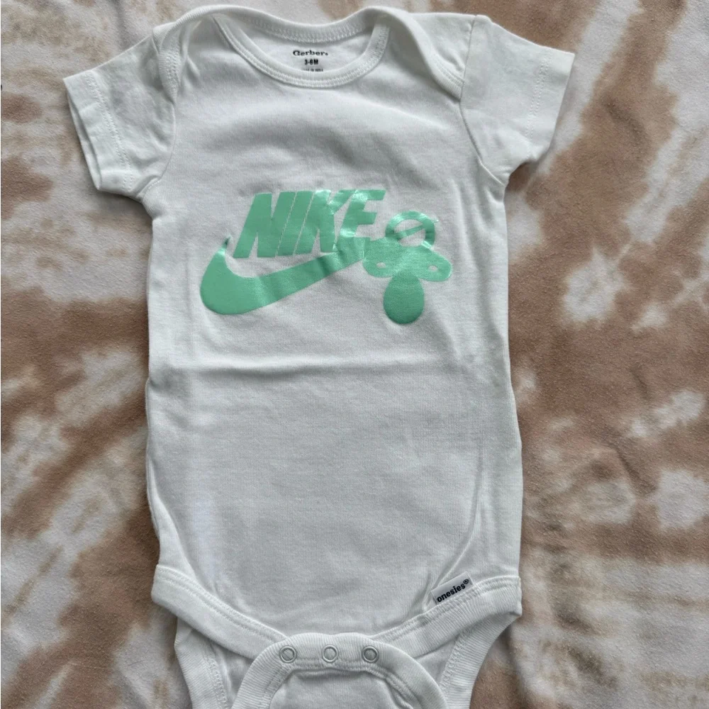 *Circuit Made* 3-6M Gerber Bodysuits with Fun Nike/Paci Design - Picture 2 of 8